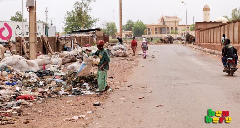 Bamako propre Ordures route passants Mali