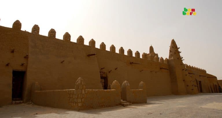 touristes tombouctou mosquée_djingareyber_site_touristique_Tombouctou_Mali