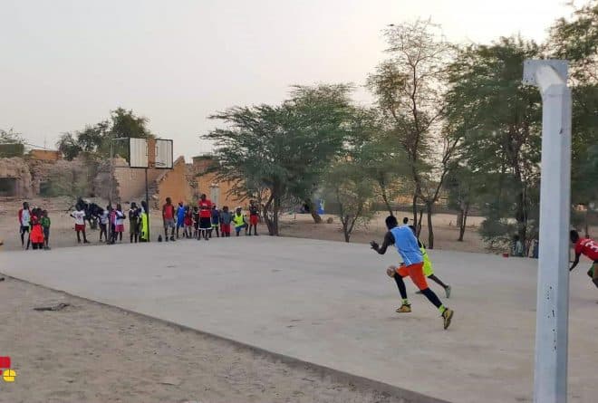 #LaissezNousJouer : à Mopti, jeunes basketteurs cherchent terrain désespérément