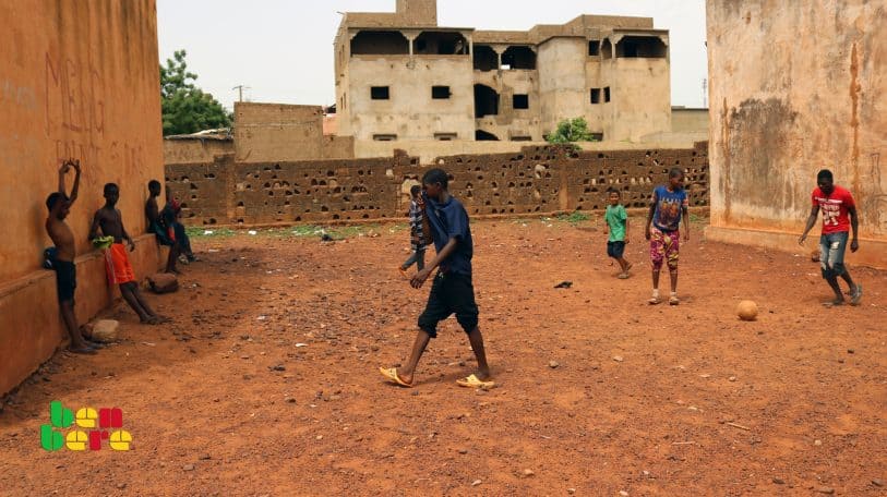 #LaissezNousJouer : à Sebenikoro, la cour d’une école transformée en terrain de sport