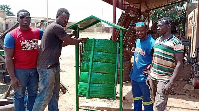 Une poubelle en pneus recyclés : l&rsquo;invention d&rsquo;un jeune burkinabè