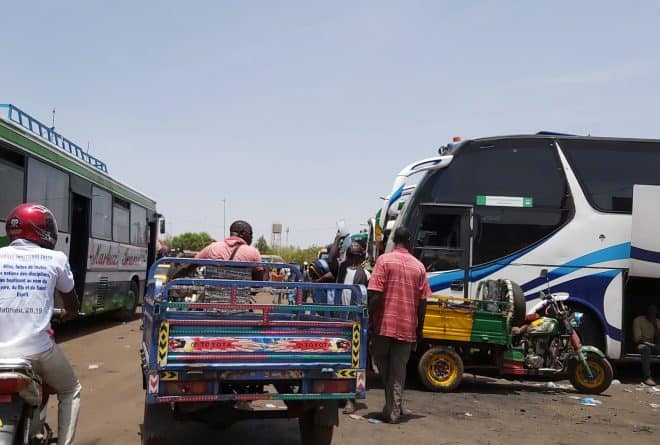 Coronavirus : à Bamako, des jeunes volontaires sensibilisent dans les marchés et les gares routières