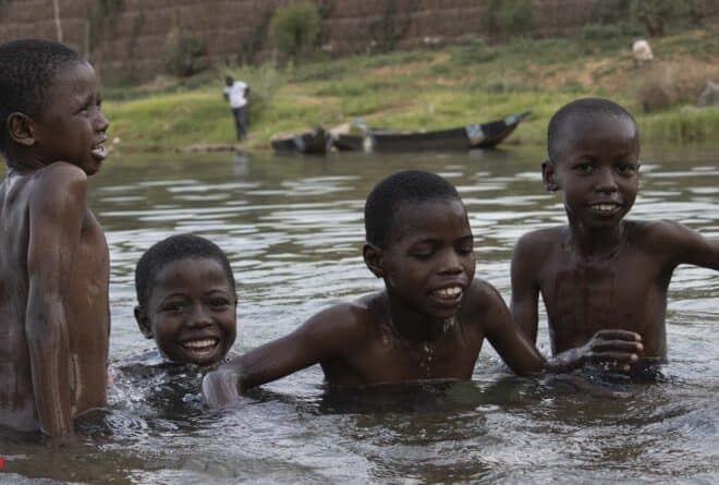 Canicule à Bamako : quand le fleuve Niger devient refuge et poubelle