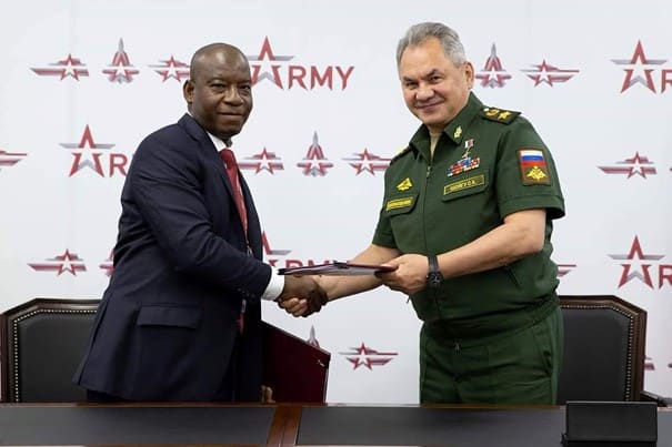 Le général de l'armée russe Sergueï Choïgou et son homologue malien