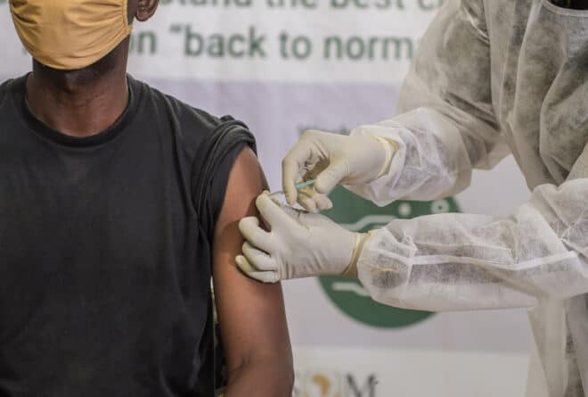 Vaccination anti-Covid-19 au Mali : pourquoi les hommes se font plus vacciner que les femmes