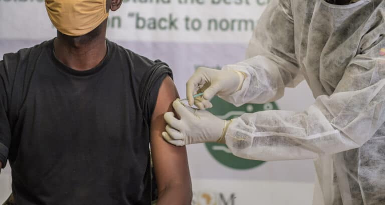 Vaccination anti-Covid-19 au Mali : pourquoi les hommes se font plus vacciner que les femmes
