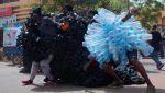 #NeTuonsPasNosFleuves : à Bamako, une parade artistique pour combattre les déchets plastiques
