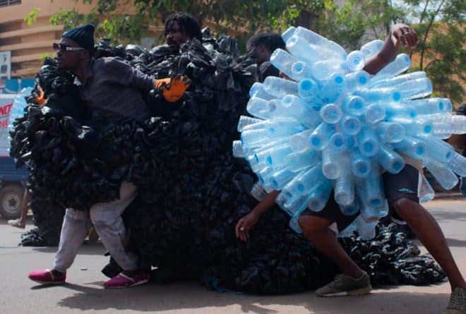 #NeTuonsPasNosFleuves : à Bamako, une parade artistique pour combattre les déchets plastiques