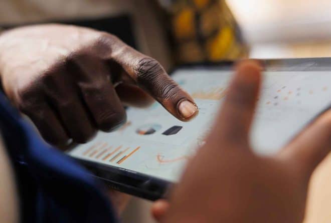 Remèdes miracles, rumeurs et deepfakes : sur les traces de la désinformation sanitaire à Bamako