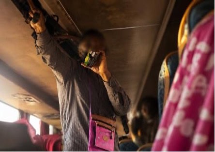 Image du vendeur dans le bus. Source : Kangaye Sangaré, juillet 2026